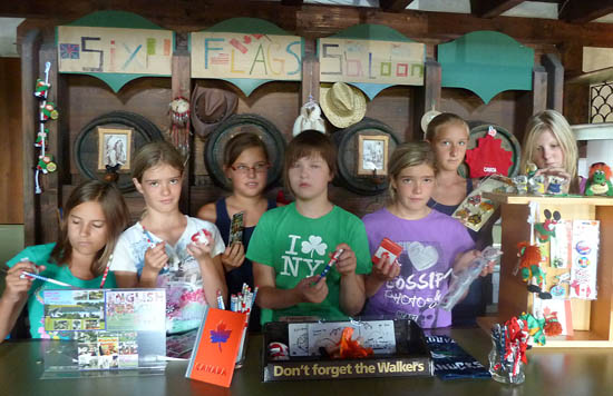 Kinder im General Store am Englischcamp Lachstatt