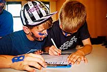 Kinder beim Arbeiten, Englisch lernen als Vorbereiung Unterstufe