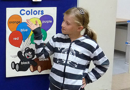 Kinder mit Landkarte, Unterricht am Englischcamp Volksschule