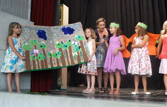 Englischcamp Volksschule, Kinder pr&auml;sentieren Projektarbeit