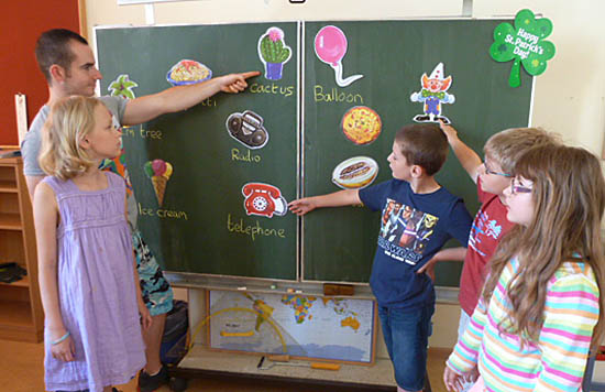 Englischunterricht Volksschule, Kinder beim Lernen