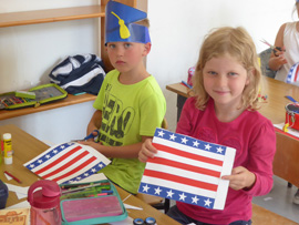 Sch&uuml;ler basteln Flagge