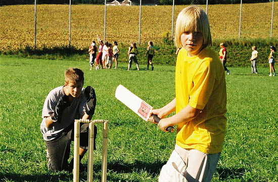 Kinder spielen Kricket
