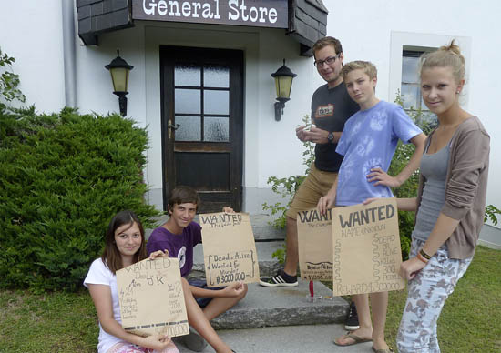 Kinder vor dem General Store Lachstatt