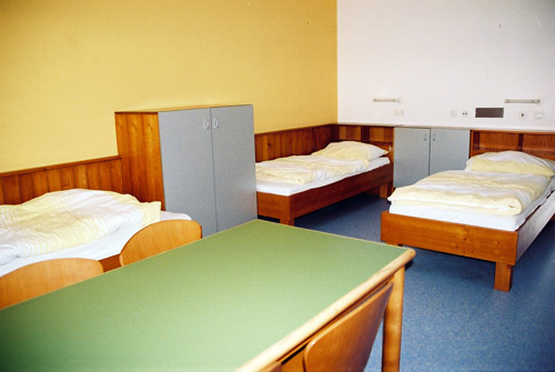 Studiozimmer Betten mit Tisch