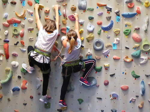 Kinder in der Kletterwand
