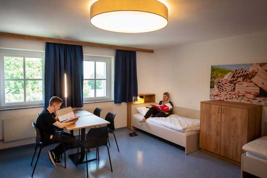 Studiozimmer Betten mit Tisch