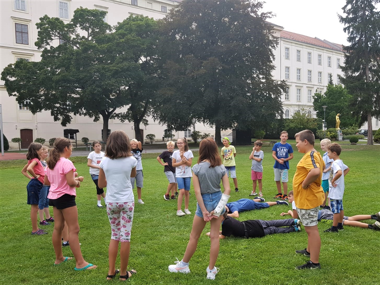 kinder im Freien, Gruppenspiel