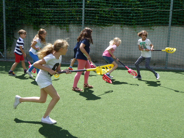 Sch&uuml;ler spielen La Cross